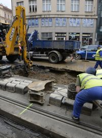 V úterý ráno prasklo v Ječné ulici potrubí, havárie omezilo provoz tramvají