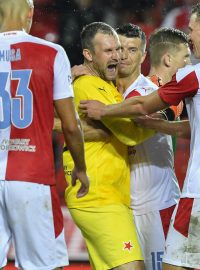 Brankář Slavie Ondřej Kolář slaví gól proti Příbrami.