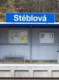 Vlaková stanice Stéblová na Pardubicku si v těchto dnech připomíná nejhorší železniční nehodu v historii České republiky