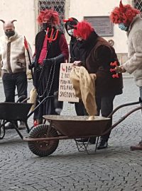 Uhlí a brambory přivezli před sněmovnu primátor Zdeněk Hřib (druhý zleva), středočeská hejtmanka Petra Pecková (uprostřed), pardubický hejtman Martin Netolický (druhý zprava) a dva starostové