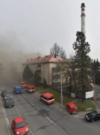 Radnice vyzývá rozhlasem obyvatele městské částí Zálabí, aby kvůli požáru nevětrali