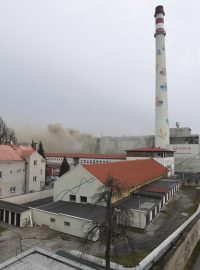 Nejbližší ulice kolem elektrárny jsou zasaženy výrazně, dým snížil viditelnost podobně jako při mlze