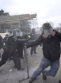 Střet demonstrantů a policie před budovou Kongresu