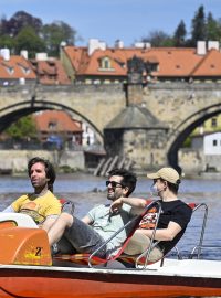 Lidé na šlapadlech poblíž Střeleckého ostrova v centru Prahy