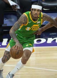 Basketbalista Utahu Jordan Clarkson a Jahmi&#039;us Ramsey ze Sacramenta