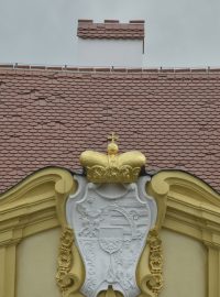 Poškozená střecha zámku Valtice. Bouřka na zámku poničila i nedávno opravené fasády