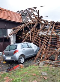 Obyvatelé Stebna u Kryr u Podbořan v lounském okrese sčítají škody po bouři