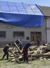 V Moravské Nové Vsi na Břeclavsku pokračoval 28. června úklid škod po silných bouřkách s krupobitím a tornádu