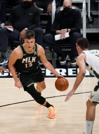 Bogdan Bogdanović v zápase proti Milwaukee Bucks