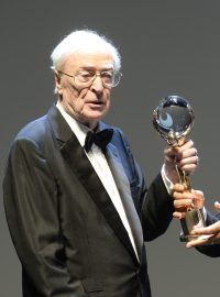 Michael Caine převzal z rukou Jiřího Bartošky cenu na filmovém festivalu v Karlových Varech