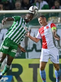 Ibrahim Keita z Bohemians a Jan Bořil ze Slavie bojují o míč