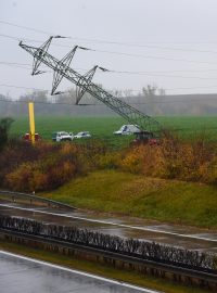 Sloup vysokého napětí do kterého najel u Velkého Týnce na Olomoucku traktorista a zastavil provoz a dálnici D35