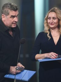 Spolurežisérka a střihačka Adéla Špaljová a reportér Tomáš Etzler převzali za film Nebe Cenu moc bezmocných v rámci udělování audiovizuálních cen Trilobit