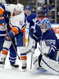 Zach Parise z New York Islanders před bránou Toronta