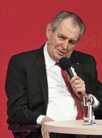 Prezident Miloš Zeman vystoupil na závěrečném dni osmého sjezdu Českomoravské konfederace odborových svazů (ČMKOS). Vpravo předseda ČMKOS Josef Středula