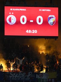 Fanoušci s pyrotechnikou v zápase Slavie Praha proti Viktorii Plzeň