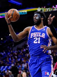 Joel Embiid se vrátil do hry s ochrannou maskou