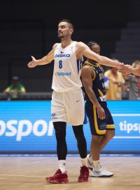 Basketbalisté Ondřej Balvín, Tomáš Satoranský, John Roberson a Martin Peterka při zápase 1. července 2022