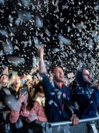 Návštěvníci festivalu Colours of Ostrava při vystoupení DJ Martina Garrixe 17. července 2022