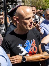 Pavel Ardelean Krouský (v černém tričku) byl v minulosti třikrát trestaný