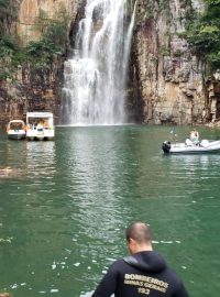 Pád skály u brazilského jezera Lago de Furnas si vyžádal nejméně 7 životů. Dalších 32 lidí je zraněno a tři se stále pohřešují