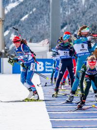 Veronika Vítková odjíždí ze střelnice