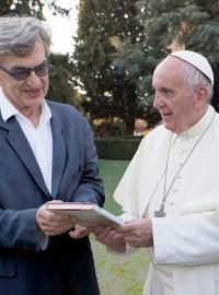 Režisér Wim Wenders a papež František při natáčení dokumentu Papež František: Muž svého slova