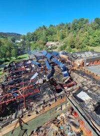 Pohled na zničenou střechu plaveckého bazénu v Českém Krumlově