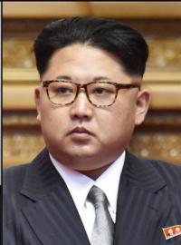 Na kombinované fotografii vůdce KLDR Kim Čong-un (vpravo) a ukázka severokorejských taktických balistických střel (ilustrační snímek).
