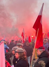 Pochod nezávislosti je velkou podívanou organizovanou nacionalisty a krajní pravicí, ale návštěvnici tvoří široké spektrum