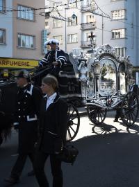 Kvůli smutečnímu průvodu se zhruba na půl hodiny zastavila veškerá doprava na Vinohradské třídě. Omezení kritizoval například starosta Prahy 3.