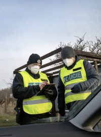 Policie kontroluje doklady na hranici okresu.