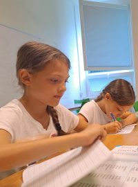 Polyna a její sestra Ema se učí česky