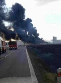 Hasičské sbory zasahují u požáru pole a skládky pneumatik na Znojemsku