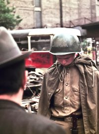 &quot;Jdu blíž a fotografuji mladíka v helmě, stojícího se skloněnou hlavou. Zdá se mi, že přesně chápe situaci, do které byl postaven. Není lehké být vojákem,&quot; píše Leszek Sawicki.
