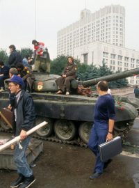 Tank a barikády s dobrovolníky, kteří brání ruský Bílý dům v roce 1991