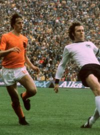 Johan Cruijff (vlevo) a Franz Beckenbauer ve finále mistrovství světa v roce 1974