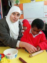 Muslimská škola v Birminghamu. Na ilustračním snímku ředitelka školy Al-Furqan Zahida Husseinová s žáky (čtvrť Sparkhill, Birmingham).