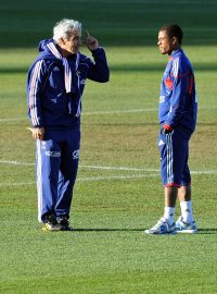 Trenér Raymond Domenech a kapitán francouzské fotbalové reprezentace Patrice Evra na mistrovství světa v roce 2010