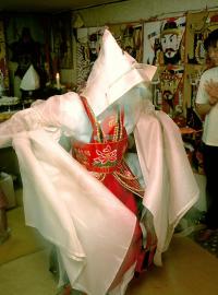 Velkou roli v korejské tradici hraje také šamanismus; obřady za duše zemřelých konali korejští šamani po staletí. Snímek zachycuje šamanku v Soulu při rituálu k navázání kontaktu se zesnulými předky.