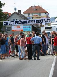 Lidé, kteří v roce 2013 protestovali za stavbu obchvatu