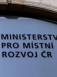 Ministerstvo pro místní rozvoj chce od nového roku zrušit post kancléře ministra