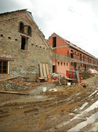 Výstavba areálu farmy Čapí hnízdo v červenci 2009