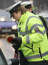 Dopravní policie při kontrole řidičů (ilustrační foto)