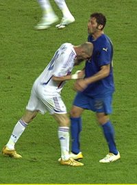 Zinedine Zidane uštědřuje hlavičku do prsou Marka Materazziho