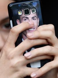 Obdivovatelka Cristiana Ronalda má svůj idol na mobilu