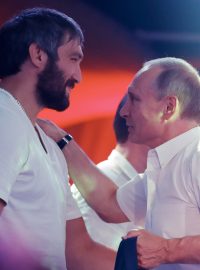 Hokejista Alexandr Ovečkin a ruský prezident Vladimir Putin na mezinárodním turnaji bojového sportu sambo v Soči 2017