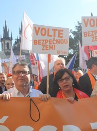 Pochod Prahou za vyšší mzdy loni na podzim v rámci předvolební kampaně ČSSD. Na snímku: zleva Jan Birke, Lubomír Zaorálek a Michaela Marksová