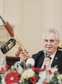 Miloš Zeman s ‚kalašnikovem na novináře‘ (říjen 2017)