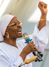 Projev Grace Mugabeové na náboženském shromáždění organizovaném vládní stranou Zimbabwské africké národní unie - Vlastenecké fronty (Zanu PF), listopad 2017 v hlavním městě Harare. První dáma vystupuje na veřejnosti stále častěji, což povzbuzuje spekulace, že chce zaujmout místo svého o 41 let staršího manžela.